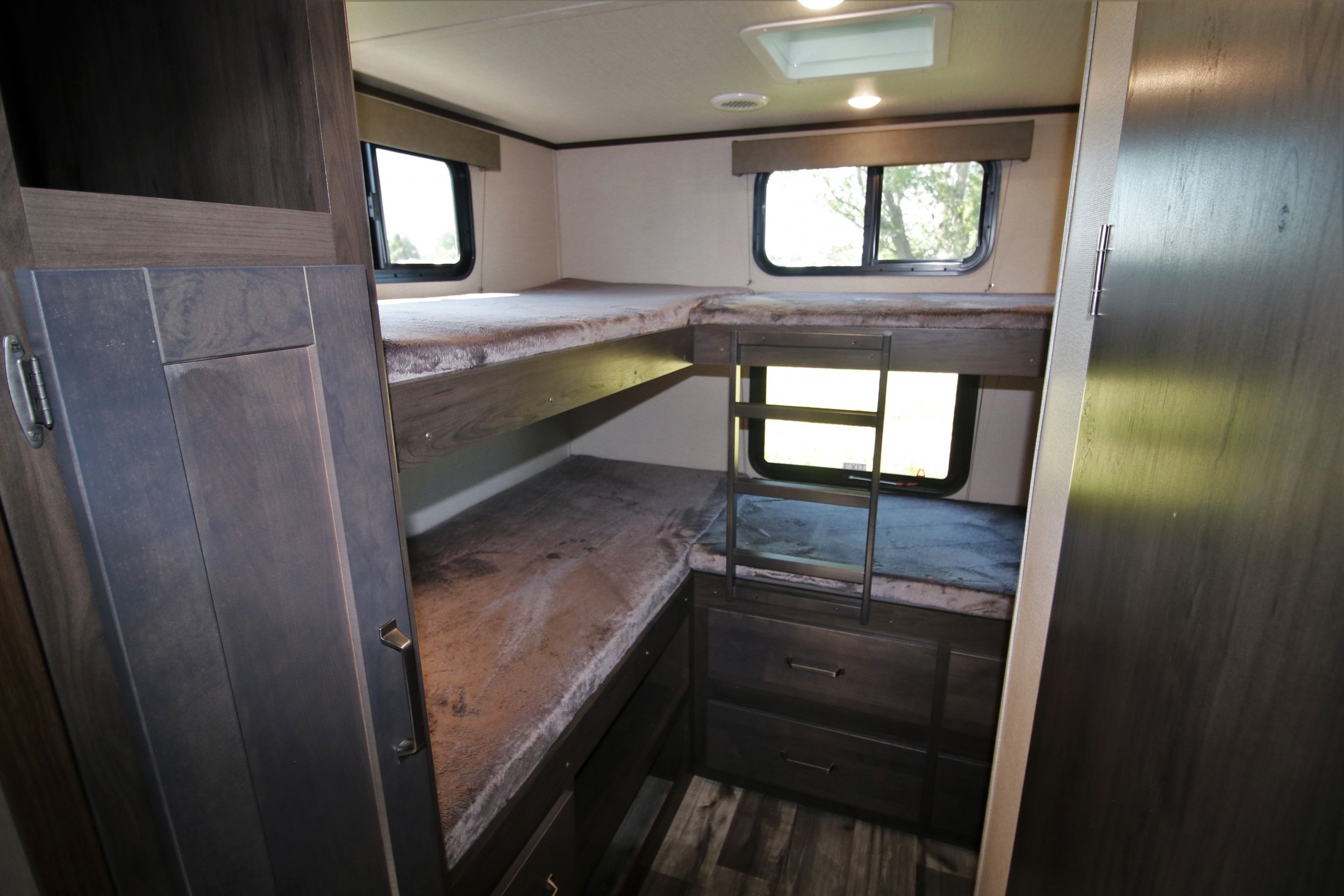 2022 GRAND DESIGN TRANSCEND XPLOR 321BH Airstreams Campers London 