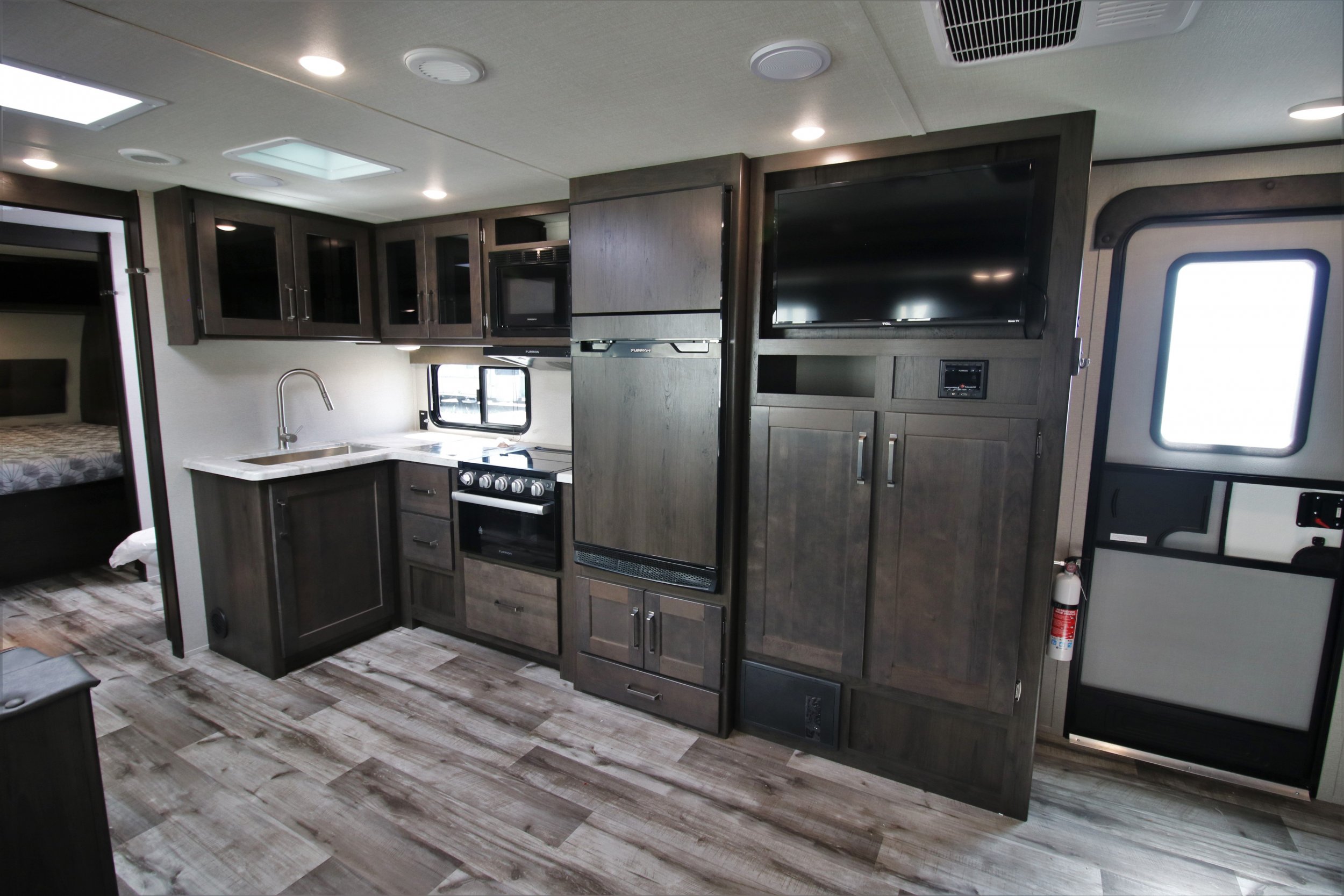 2022 GRAND DESIGN TRANSCEND XPLOR 321BH Airstreams Campers London 