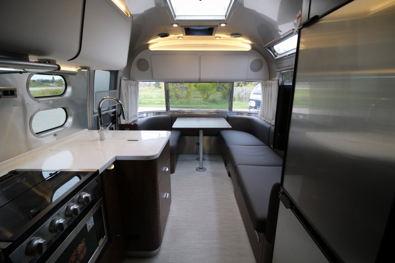 2027 AIRSTREAM AIRSTREAM GLOBETROTTER 25FB TWIN
