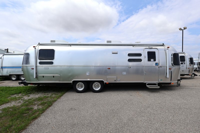 2025 AIRSTREAM AIRSTREAM GLOBETROTTER 30RB TWIN