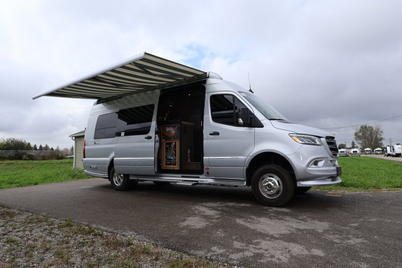 2025 AIRSTREAM AIRSTREAM INTERSTATE TOMMY BAHAMA 24GT